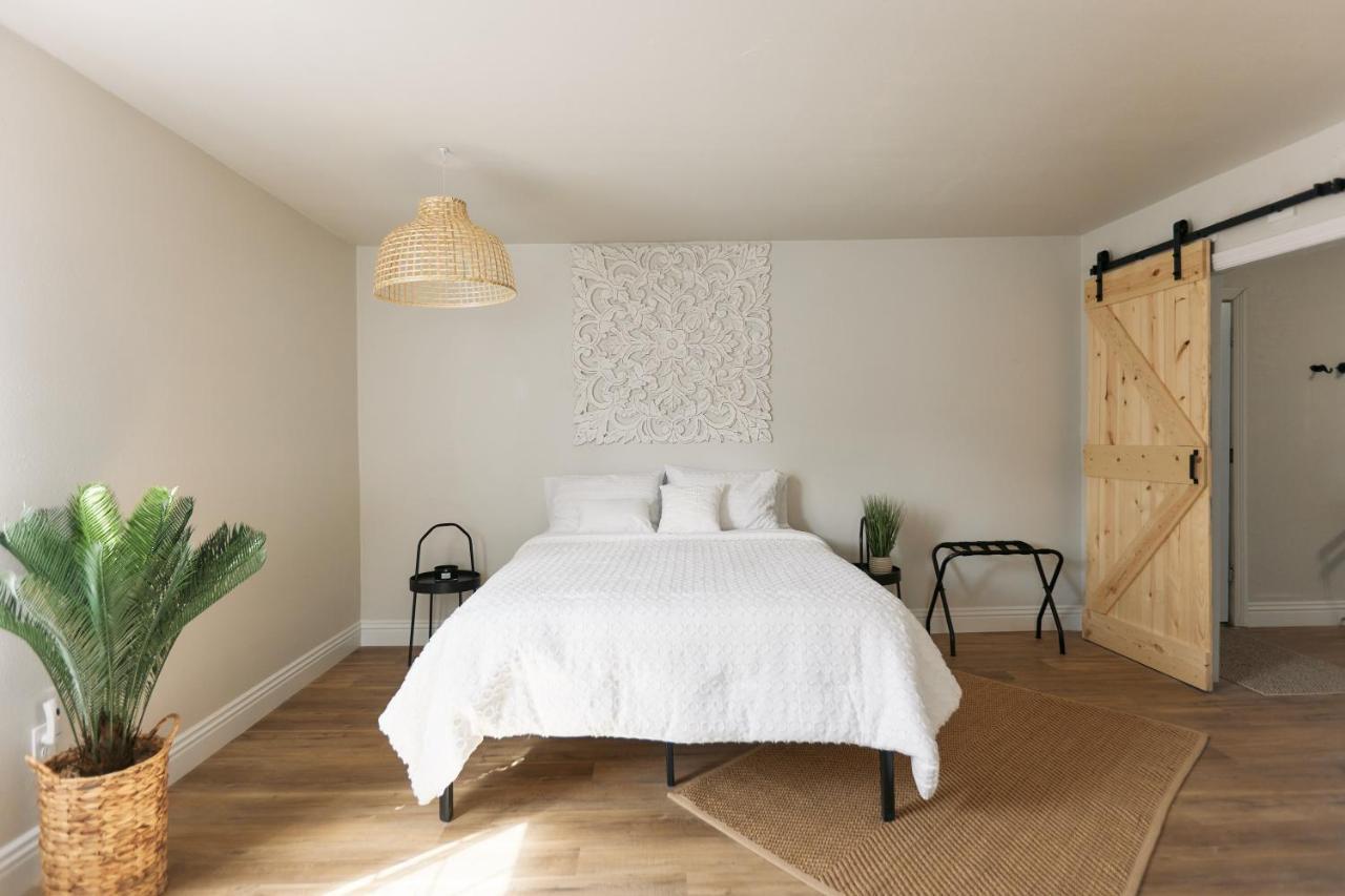 Minutes To Jt National Park, Hot Tub & Game Holiday home Joshua Tree