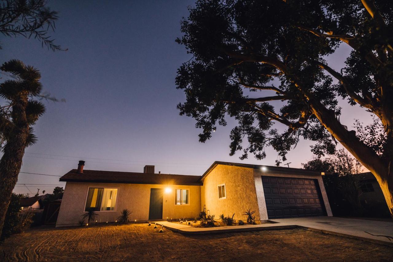 Minutes To Jt National Park, Hot Tub & Game