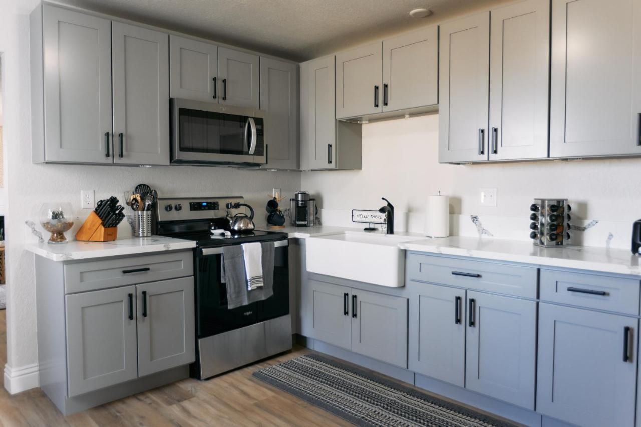 Minutes To Jt National Park, Hot Tub & Game Holiday home Joshua Tree